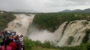 ಭೋರ್ಗರೆಯುತ್ತಿರುವ ಗಗನ ಚುಕ್ಕಿ-ಭರಚುಕ್ಕಿ ಜಲಪಾತಗಳು: ಸಾವಿರಾರು ಪ್ರವಾಸಿಗರ ದಂಡು 