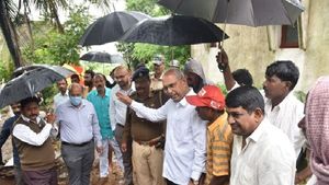  ಧಾರವಾಡ: ಅತಿವೃಷ್ಟಿ ಪ್ರದೇಶಕ್ಕೆ ಸಚಿವ ಹಾಲಪ್ಪ ಆಚಾರ್ ಭೇಟಿ-ಪರಿಹಾರ ಮೊತ್ತ ಹೆಚ್ಚಳ