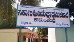 ಕಟ್ಟಡ ಬಿದ್ದಮೇಲೆ ಮರುಕ ಬೇಡ: ಈಗಲೇ ಹೊಸ ಶಾಲೆ ಕಟ್ಟಿಸಿ ಎಂದ ವಿದ್ಯಾರ್ಥಿಗಳು 