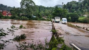 ಚಿಕ್ಕಮಗಳೂರು ಮಳೆ ಅಬ್ಬರ, ತುಂಬಿ ಹರಿಯುತ್ತಿರುವ ಭದ್ರೆ