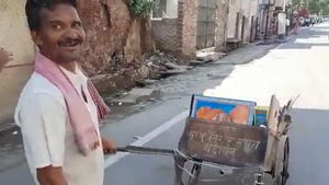 ಕಸದ ಗಾಡಿಯಲ್ಲಿ ಪ್ರಧಾನಿ, ಸಿಎಂ ಫೋಟೋ: ಕಸಗುಡಿಸುವವನಿಗೆ ಈಗ ಮತ್ತೆ ಕೆಲಸ 