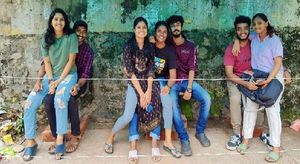 ಕೇರಳದ ಬಸ್‌ ನಿಲ್ದಾಣದಲ್ಲಿ ವಿದ್ಯಾರ್ಥಿಗಳ ತೊಡೆ ಮೇಲೆ ಕುಳಿತು ವಿದ್ಯಾರ್ಥಿನಿಯರ ಪ್ರತಿಭಟನೆ 