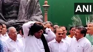 Video: ಗಾಂಧಿ ಪ್ರತಿಮೆ ಎದುರು ಕಪ್ಪುಪೇಟ ಸುತ್ತಿಕೊಂಡರೇಕೆ ಮಲ್ಲಿಕಾರ್ಜುನ ಖರ್ಗೆ? 