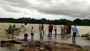 ತುಂಗಭದ್ರಾ ಜಲಾಶಯ ಬಳಿಯ ನಿಷೇಧಿತ ಕಿರು ಸೇತುವೆ ಮೇಲೆ ಜನರ ಹುಚ್ಚಾಟ 