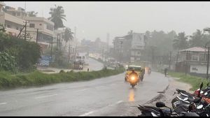 ದ.ಕ-ಉಡುಪಿಯಲ್ಲಿ ಭಾರೀ ಮಳೆ; ಮುಳುಗಿದ ಕುಕ್ಕೆ ಸ್ನಾನ ಘಟ್ಟ, ಶಾಲಾ ಕಾಲೇಜಿಗೆ ರಜೆ 