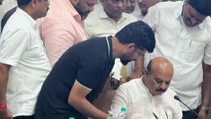  ಅತಿ ಬುದ್ಧಿವಂತರ ಜೊತೆ ಕೆಲಸ ಮಾಡಲಾಗುವುದಿಲ್ಲ:  ಪ್ರತಾಪ್ ಸಿಂಹ ವಿರುದ್ಧ ಬೊಮ್ಮಾಯಿ ಅಸಮಾಧಾನ 