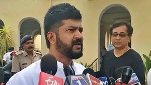 ದೇವನೂರು ಕೃತಿ ಟೀಕಿಸಿದ ಪ್ರತಾಪ್‌ ಸಿಂಹಗೆ ಯತೀಂದ್ರ ತಿರುಗೇಟು!