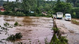 ಮಲೆನಾಡಿನಲ್ಲಿ ಧಾರಾಕಾರ ಮಳೆ: ಮುಳುಗಡೆ ಭೀತಿಯಲ್ಲಿದೆ ಹೆಬ್ಬಾಳೆ ಸೇತುವೆ