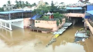 ಉಕ್ಕಿ ಹರಿಯುತ್ತಿರುವ ತುಂಗಭದ್ರಾ: ಉಕ್ಕಡಗಾತ್ರಿಯಲ್ಲಿ ಜಲದಿಗ್ಬಂಧನ 