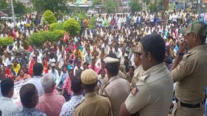 ಕನಿಷ್ಟ ವೇತನಕ್ಕೆ ಆಗ್ರಹ, ರಸ್ತೆಗಿಳಿದ ಗ್ರಾಮ ಪಂಚಾಯಿತಿ ನೌಕರರು 