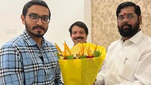 ಶಿವಸೇನೆಯ ಬಿಕ್ಕಟ್ಟು: ಶಿಂಧೆ ಪಾಳಯದಲ್ಲಿರುವ ನಿಹಾರ್ ಠಾಕ್ರೆ ಯಾರು? 
