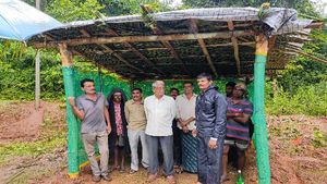ಗ್ರಾಮ ಪಂಚಾಯಿತಿ ನಿರ್ಲಕ್ಷ್ಯ, ಗ್ರಾಮಸ್ಥರಿಂದಲೇ ಟಾರ್ಪಲ್ ಬಸ್ ತಂಗುದಾಣ ನಿರ್ಮಾಣ