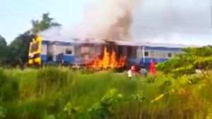 Breaking; ವಿಡಿಯೋ, ಬಿಹಾರದಲ್ಲಿ ಡೆಮು ರೈಲಿಗೆ ಬೆಂಕಿ 