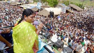ವೈಎಸ್ಆರ್ ಕಾಂಗ್ರೆಸ್ ಪಕ್ಷದ ಗೌರವಾಧ್ಯಕ್ಷೆ ಸ್ಥಾನ ತೊರೆದ ಜಗನ್ ತಾಯಿ ವಿಜಯಲಕ್ಷ್ಮಿ 