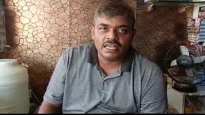 ಚಾಮರಾಜನಗರ; ನಗರಸಭೆಯಿಂದ ಕಳಪೆ ಧ್ವಜ ಪೂರೈಕೆ, ವರ್ತಕರ ಆಕ್ರೋಶ 