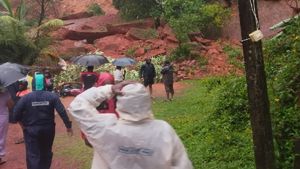 ಭಟ್ಕಳದಲ್ಲಿ ಭಾರೀ ಮಳೆ; ಗುಡ್ಡ ಕುಸಿತ, ಪಟ್ಟಣ ಜಲಾವೃತ