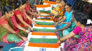 ಬಾಗಲಕೋಟೆ: 6 ಸಾವಿರ ರಾಷ್ಟ್ರಧ್ವಜ ತಯಾರಿಸಿ ದೇಶಭಕ್ತಿ ಮೆರೆಯುತ್ತಿರುವ ಮಹಿಳೆಯರು