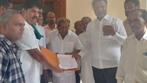 ದಾವಣಗೆರೆಯಲ್ಲಿ ಕೈಗಾರಿಕಾ ಕಾರಿಡಾರ್‌ಗೆ ವಿರೋಧ: ಶಾಮನೂರು ಶಿವಶಂಕರಪ್ಪ ಮುಂದೆ ರೈತರ ಅಳಲು