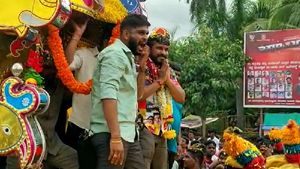  ಅಂಜನಾದ್ರಿ ದರ್ಶನ: ಮಾವ ಪುನೀತ್‌ ರಾಜ್‌ಕುಮಾರ್‌ ಹಾದಿಯನ್ನು ಅನುಸರಿಸಿದ ಧೀರೆನ್‌ 