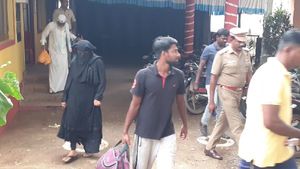ವಿವಾಹಿತ ಮಹಿಳೆ ಜೊತೆ ಯುವಕನ ಲವ್, ಕಾರವಾರದಲ್ಲಿ ಸಿಕ್ಕಿಬಿದ್ದರು! 