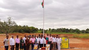  ಮೈಸೂರು: ಕೆರೆದಂಡೆಯಲ್ಲಿ ಧ್ವಜಾರೋಹಣ ಮಾಡಿ ಹುತಾತ್ಮ ಯೋಧನನ್ನು ನೆನೆದ ಪೋಷಕರು