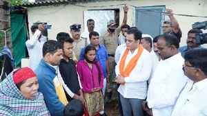 ರಾಮನಗರ: ಮಳೆ, ನೆರೆ ಪರಿಹಾರ ವಿತರಿಸಿದ ಅಶ್ವಥ್ ನಾರಾಯಣ