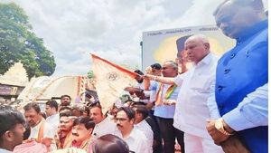 ಮೈಸೂರಿನಲ್ಲಿ ಸಾವರ್ಕರ್‌ ರಥಯಾತ್ರೆಗೆ ಯಡಿಯೂರಪ್ಪ ಚಾಲನೆ 