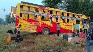 Breaking: ಕೋಲಾರದಲ್ಲಿ ಖಾಸಗಿ ಬಸ್ ಪಲ್ಟಿ, ದಂಪತಿ ಸಾವು