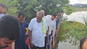 Breaking: ಜೆಡಿಎಸ್‌ನಿಂದಲೂ ಮಳೆ ಸಂತ್ರಸ್ತರಿಗೆ ಪರಿಹಾರ, ಎಚ್‌ಡಿಕೆ