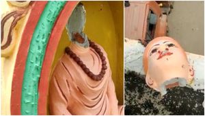 Breaking: ಲೈಂಗಿಕ ದೌರ್ಜನ್ಯ ಆರೋಪ: ಶಿವಮೂರ್ತಿ ಮುರುಘಾ ಶರಣರ ಪ್ರತಿಮೆ ಧ್ವಂಸ 