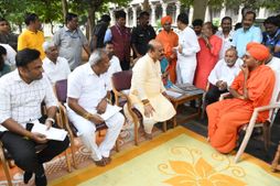 ವಸತಿ, ಪ್ರಸಾದ ನಿಲಯಕ್ಕಾಗಿ ಗವಿಸಿದ್ದೇಶ್ವರ ಮಠಕ್ಕೆ 10 ಕೋಟಿ ರೂ. ನೀಡಿದ ಸಿಎಂ 