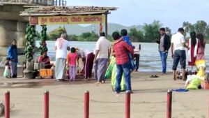 ತುಂಗಭದ್ರಾ ಡ್ಯಾಂನಿಂದ ನೀರು ಬಿಡುಗಡೆ: ಕೃಷಿಭೂಮಿ, ಹುಲಿಗೆಮ್ಮಾ ದೇವಾಲಯ ಜಲಾವೃತ 
