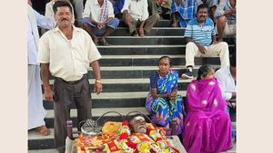  ಸ್ಮಶಾನಕ್ಕಾಗಿ ಚನ್ನಪಟ್ಟಣ ತಾಲೂಕು ಕಛೇರಿ ಮುಂದೆ ಶವವಿಟ್ಟು ಪ್ರತಿಭಟನೆ