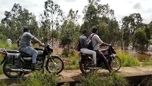 ವಾಣಿವಿಲಾಸ ಸಾಗರ ಡ್ಯಾಂ ಕೋಡಿ ಬಳಿ ಬೈಕ್‌ ಸವಾರರ ಹುಚ್ಚಾಟ 