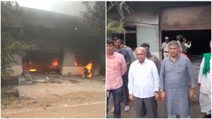 ಹುಬ್ಬಳ್ಳಿ ಅಗ್ನಿದುರಂತದಲ್ಲಿ  ಸಾವನ್ನಪ್ಪಿದವರಿಗೆ ತಿಂಗಳಾದರೂ ಸಿಕ್ಕಿಲ್ಲ ಪರಿಹಾರ
