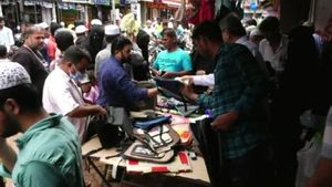 ಭಟ್ಕಳ:ನೆರೆ ಹಾನಿ ವಸ್ತುಗಳು ಅಲ್ಪ ಬೆಲೆಗೆ ಮಾರಾಟ; ಖರೀದಿಗೆ ಮುಗಿಬಿದ್ದ ಜನ! 