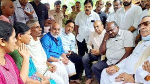 ಮಂಗಳೂರಿಗೆ ಎಚ್‌ಡಿಕೆ ಭೇಟಿ: ಮೂರು ಕುಟುಂಬಕ್ಕೂ ಪರಿಹಾರ ವಿತರಣೆ 