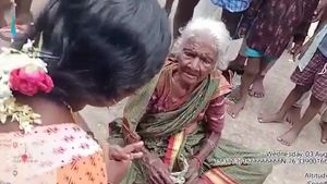 ಕೊಪ್ಪಳ: ವಯಸ್ಸಾದ ತಾಯಿಯನ್ನು ದೇವಸ್ಥಾನದಲ್ಲೇ ಬಿಟ್ಟು ಪರಾರಿಯಾದ ಮಗ
