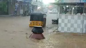 ಹಿಮಾಚಲ ಪ್ರದೇಶದಲ್ಲಿ ಪ್ರವಾಹ; ಇತ್ತ ಹೈದರಾಬಾದ್‌ನಲ್ಲಿ ಮಳೆ ನೀರಿನಲ್ಲಿ ತೇಲಿದ ಬಿರಿಯಾನಿ ಪಾತ್ರೆ 