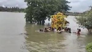 ಮಂಡ್ಯ; ಕಾವೇರಿ ನದಿ ಪ್ರವಾಹದಲ್ಲೇ ಶವ ಸಾಗಿಸಿದ ಗ್ರಾಮಸ್ಥರು