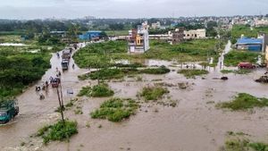  ಮದ್ದೂರು ಕೆರೆ ಕೋಡಿ ಒಡೆದು ಪ್ರವಾಹ; ಬೆಂಗಳೂರು-ಮೈಸೂರು ಹೆದ್ದಾರಿ ಬಂದ್ 