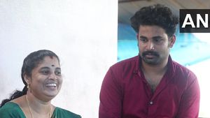 KPSC ಪರೀಕ್ಷೆ ಒಟ್ಟಿಗೆ ಪಾಸು ಮಾಡಿದ ತಾಯಿ, ಮಗ 