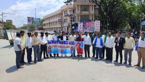  ಲೈಂಗಿಕ ದೌರ್ಜನ್ಯ ಆರೋಪ: ಮುರುಘಾ ಶರಣರ ವಿರುದ್ದ ದಾವಣಗೆರೆಯಲ್ಲಿ ಪ್ರತಿಭಟನೆ 