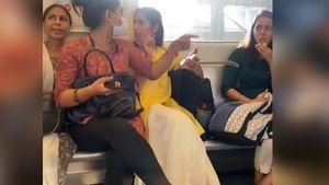 ಸೀಟಿಗಾಗಿ ಸಿಟ್ಟು: ದೆಹಲಿ ಮೆಟ್ರೋದಲ್ಲಿ ಮಹಿಳಾ ಮಣಿಗಳ ಜಗಳ 