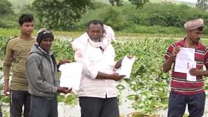 ಗದಗ; ಮಳೆಯಿಂದ ಕಂಗೆಟ್ಟ ರೈತರಿಗೆ ಆತಂಕ ತಂದ ಬ್ಯಾಂಕ್ ನೋಟಿಸ್ 