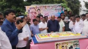  ತರೀಕೆರೆ: 75 ಕೆಜಿ ಕೇಕ್ ಕತ್ತರಿಸಿ ಸಿದ್ದರಾಮಯ್ಯ ಹುಟ್ಟುಹಬ್ಬ ಆಚರಿಸಿದ ಅಭಿಮಾನಿಗಳು 