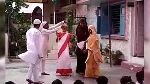 Fact check: ‘ಭಾರತ ಮಾತೆ’ಯಾಗಿದ್ದ ವಿದ್ಯಾರ್ಥಿಗೆ ನಮಾಜ್ ಮಾಡಲು ಒತ್ತಾಯ? 