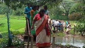 ತುಳಸಿ ಗೌಡ ಮನೆ ಮುಂದೆ ತಾತ್ಕಾಲಿಕ ಕಾಲು ಸೇತುವೆ: ಕೊಟ್ಟ ಮಾತು ಉಳಿಸಿಕೊಂಡ ಶಾಸಕಿ