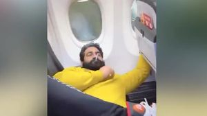 ವಿಮಾನದಲ್ಲಿ ಧೂಮಪಾನ ಮಾಡಿದ ವ್ಯಕ್ತಿ  ವಿಡಿಯೋ ವೈರಲ್! 