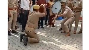 ಯುಪಿ: ಧ್ವಜಾರೋಹಣದ ಬಳಿಕ ಇನ್ಸ್‌ಪೆಕ್ಟರ್, ಕಾನ್‌ಸ್ಟೇಬಲ್ 'ನಾಗಿನ್' ಡ್ಯಾನ್ಸ್ 